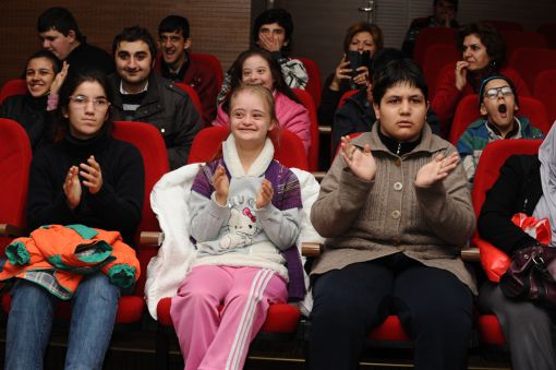  Dünya Engelliler Günü Düzenlenen Etkinlikte Karşıyaka’daki engelliler tiyatro izledi.