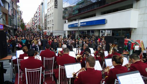  Orkestra Karşıyaka Çarşı Konseri ile Öğretmenler Gününü Kutladı