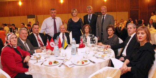 İzmir'in en büyük nüfusa sahip olan sivil toplum örgütü Bosna Sancak Derneği'nin 16. Geleneksel Dostluk gecesi, Kuşadası Adakule Otel'de yapıldı.