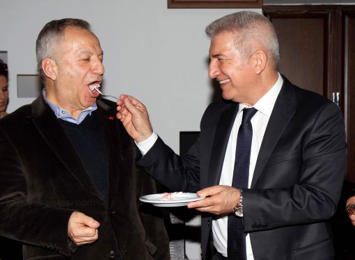  Karşıyaka Belediye Başkanı İlçe Başkanına Pasta Yedirdi