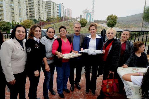  Gönüllü Bayanlar İmece Usulü Aşure Kaynatıp Halka Dağıttı